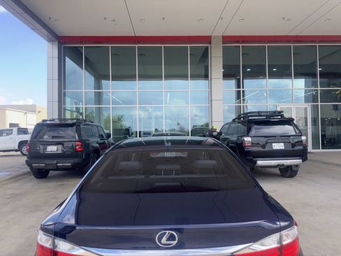 Used 2014 Lexus ES 350 w/ Luxury Package FWD image 12