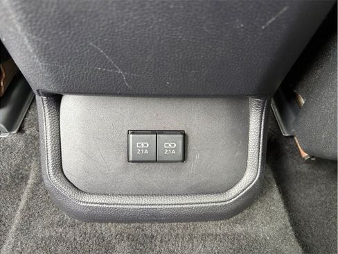 Used 2020 Toyota Highlander LE FWD image 34
