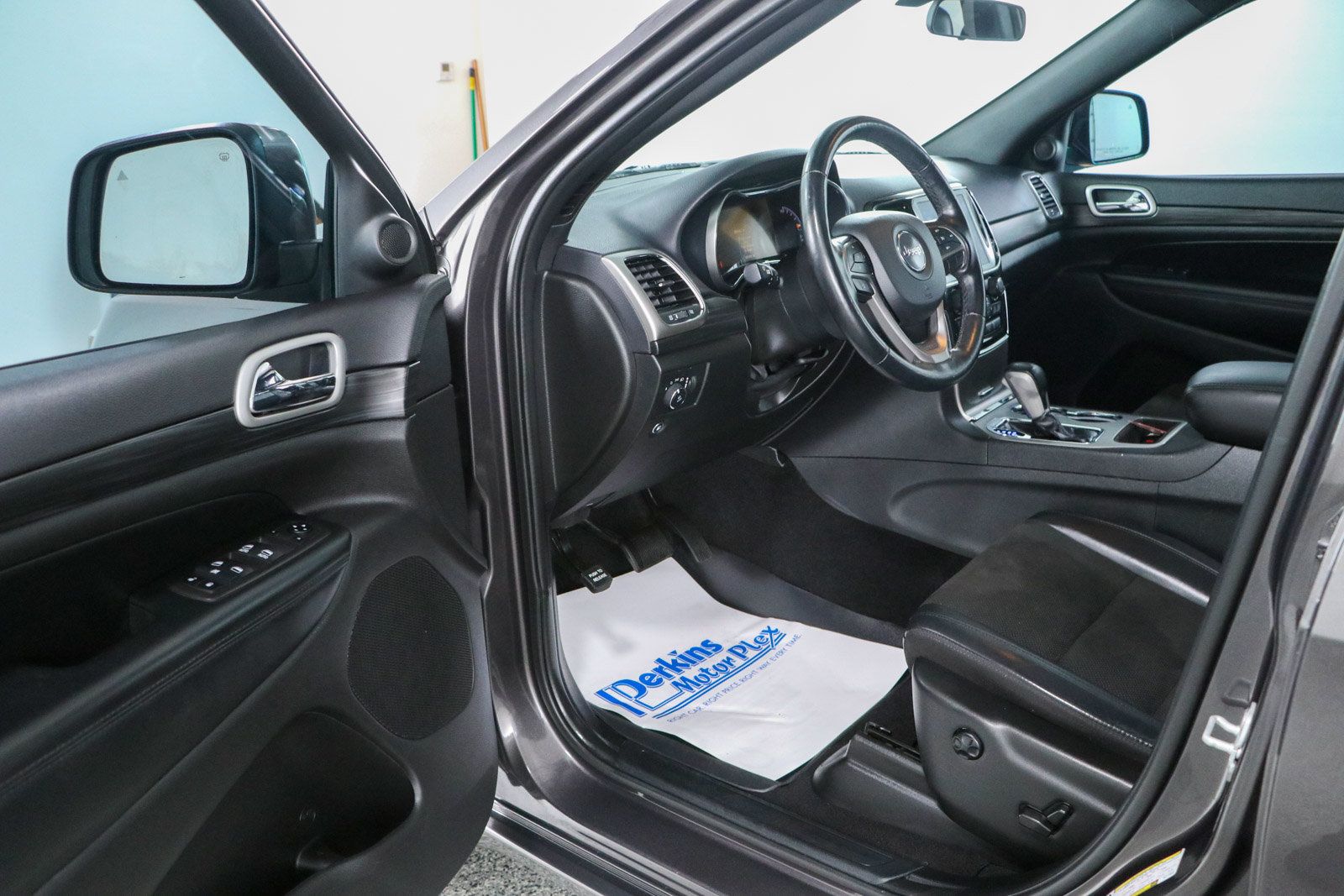 Used 2021 Jeep Grand Cherokee Laredo X AWD/4WD image 3