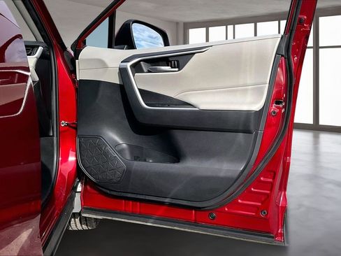 Used 2023 Toyota RAV4 XLE Premium image 28