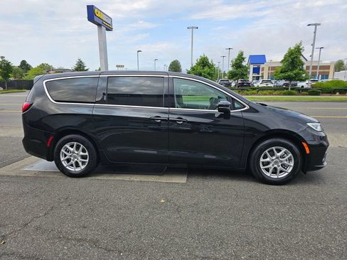 Used 2023 Chrysler Pacifica Touring-L FWD image 3