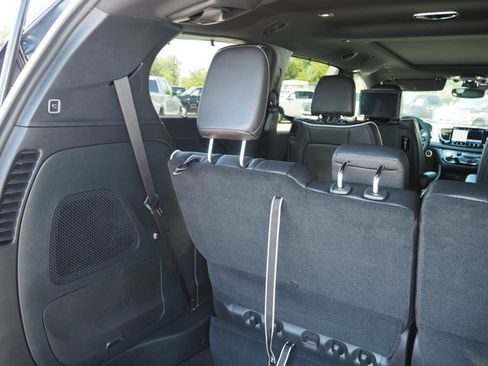 New 2026 Chrysler Pacifica Limited w/ Uconnect Theater Family Group image 11