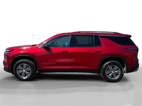 Used 2025 Chevrolet Traverse LT image 2