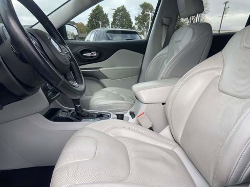 Used 2020 Jeep Cherokee Limited image 17