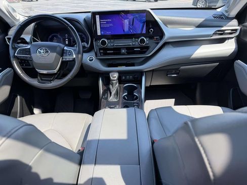 Used 2024 Toyota Highlander Platinum AWD/4WD image 2