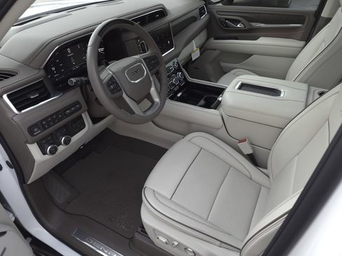 Used 2024 GMC Yukon XL Denali w/ Advanced Technology Package image 9