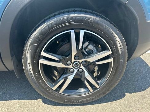 Used 2025 Volvo XC40 B5 Core AWD/4WD image 9