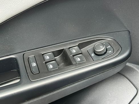 Used 2023 Volkswagen Taos SE w/ Panoramic Sunroof Package AWD/4WD image 13