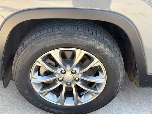 Used 2019 Jeep Cherokee Latitude Plus w/ Comfort/Convenience Group FWD image 12