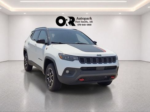 Used 2025 Jeep Compass Trailhawk AWD/4WD image 1