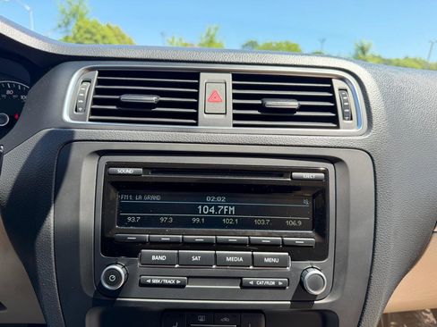 Used 2014 Volkswagen Jetta SE FWD image 12