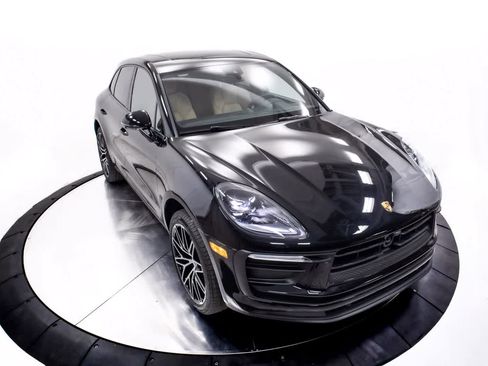 Certified 2025 Porsche Macan AWD/4WD image 22