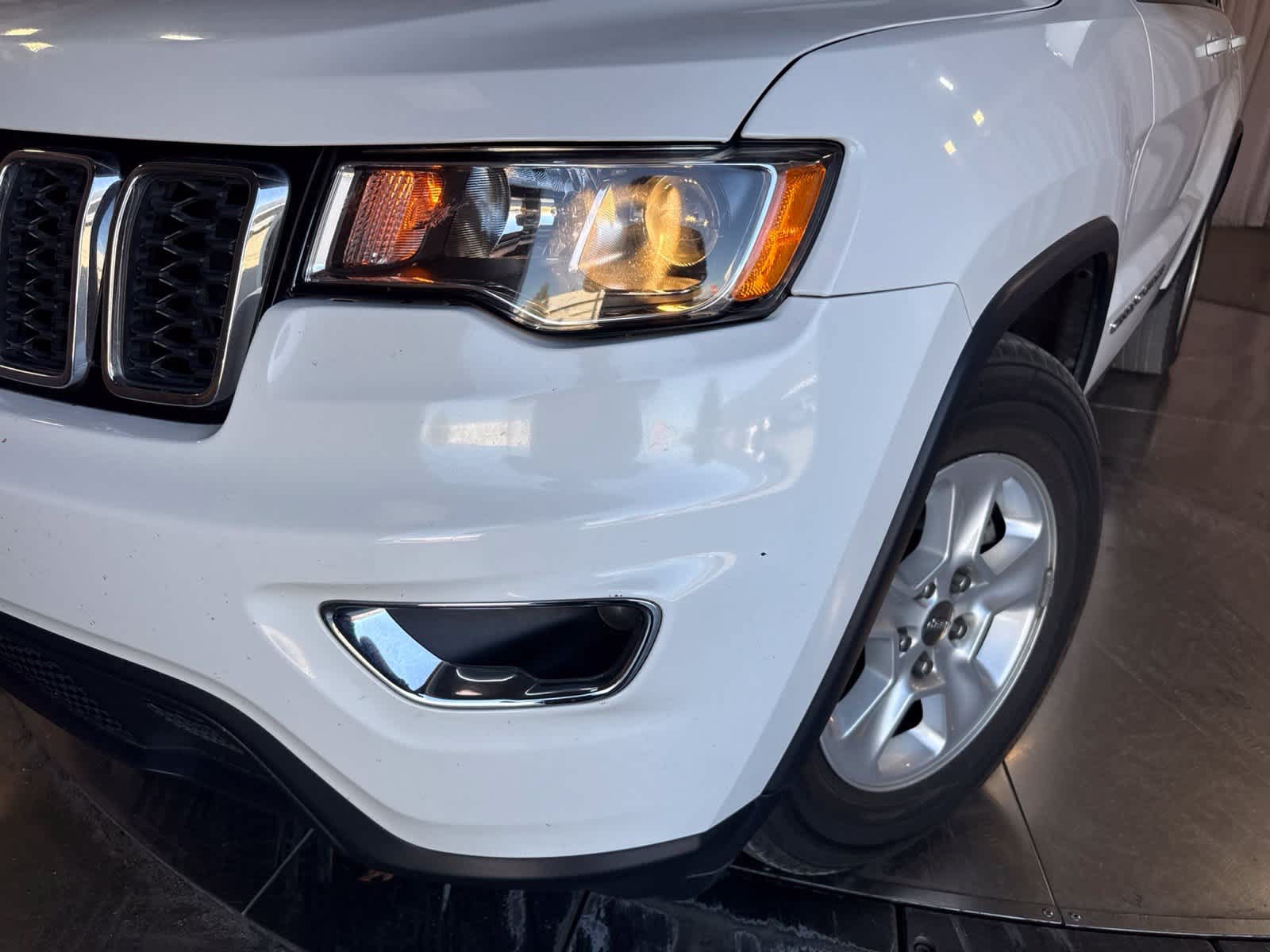 Used 2017 Jeep Grand Cherokee Laredo AWD/4WD image 9