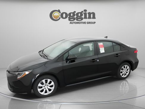 Used 2025 Toyota Corolla LE image 2