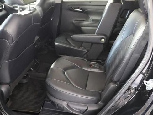 Used 2024 Toyota Highlander XLE AWD/4WD image 22