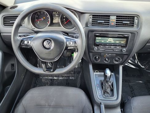 Used 2015 Volkswagen Jetta S image 2
