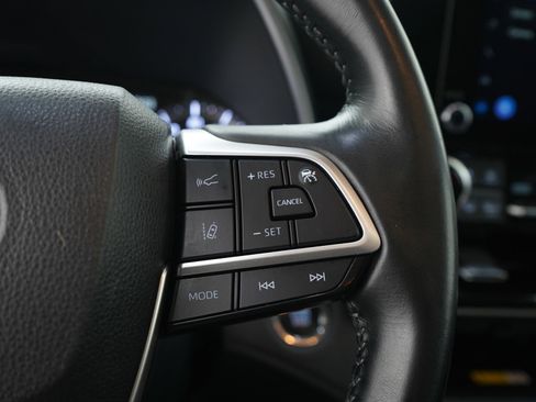 Used 2023 Toyota Highlander XLE AWD/4WD image 28
