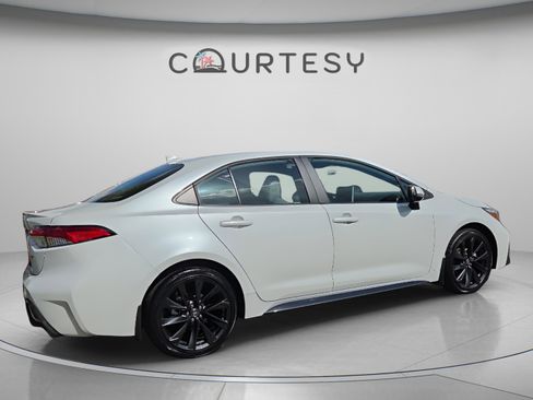 Certified 2025 Toyota Corolla SE w/ SE Premium Package image 2