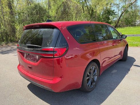 Used 2026 Chrysler Pacifica Select FWD image 2