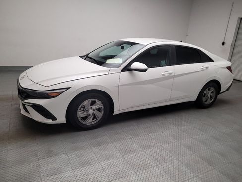 Used 2025 Hyundai Elantra SE FWD image 2