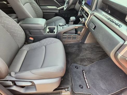 Certified 2025 Toyota Tacoma SR5 AWD/4WD image 15