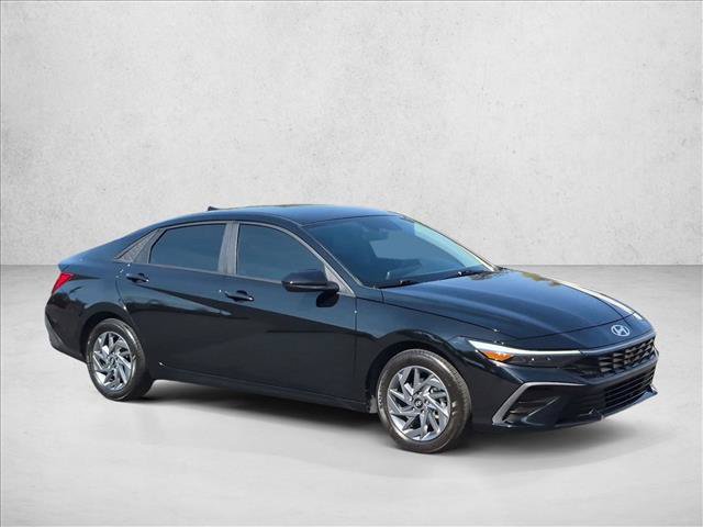 Used 2024 Hyundai Elantra Blue FWD image 3