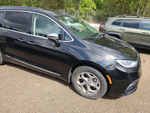 Used 2023 Chrysler Pacifica Limited image 3