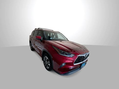 Used 2021 Toyota Highlander XLE AWD/4WD image 2