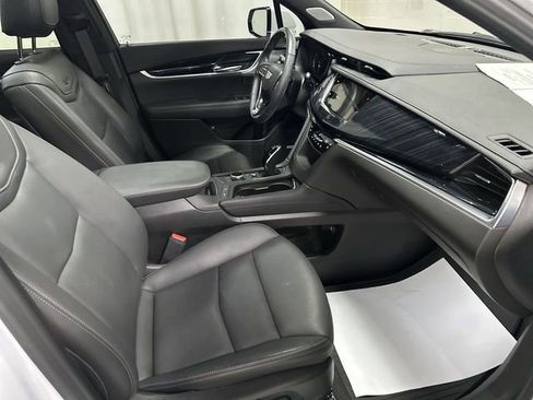 Certified 2025 Cadillac XT6 Premium Luxury AWD/4WD image 18