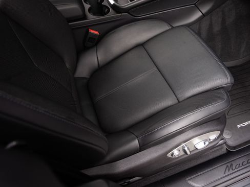 Certified 2025 Porsche Macan AWD/4WD image 34