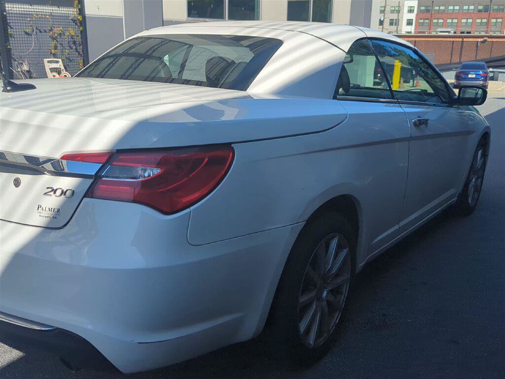 Used 2013 Chrysler 200 Limited FWD image 4