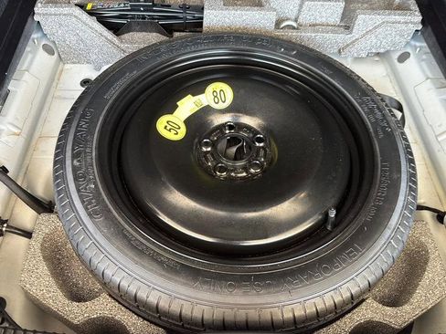 Used 2018 Volvo XC60 T5 Momentum w/ Vision Package image 38