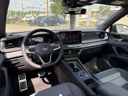 New 2026 Volkswagen Tiguan SE R-Line FWD image 15