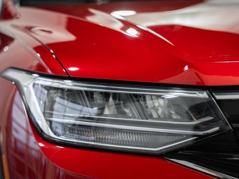 Used 2024 Volkswagen Tiguan SE R-Line image 12