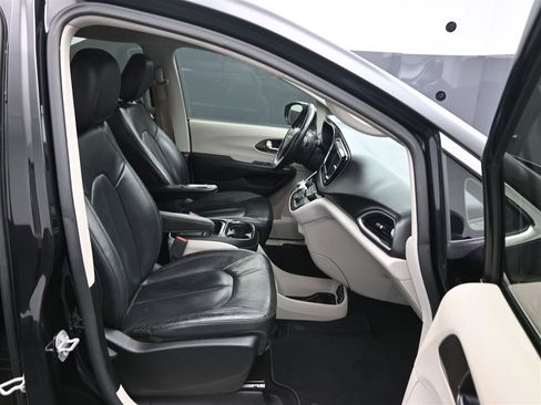 Used 2018 Chrysler Pacifica Touring-L image 9