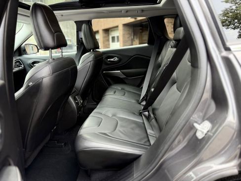 Used 2022 Jeep Cherokee Limited image 12