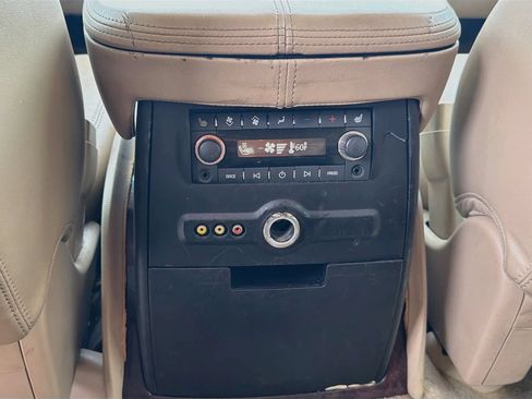 Used 2011 Cadillac Escalade ESV Premium RWD image 31