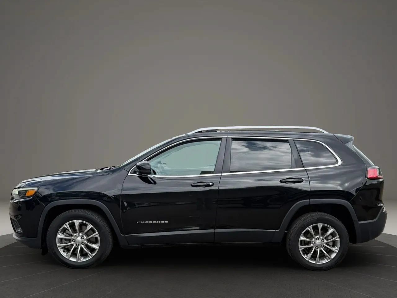 Used 2019 Jeep Cherokee Latitude Plus FWD image 8