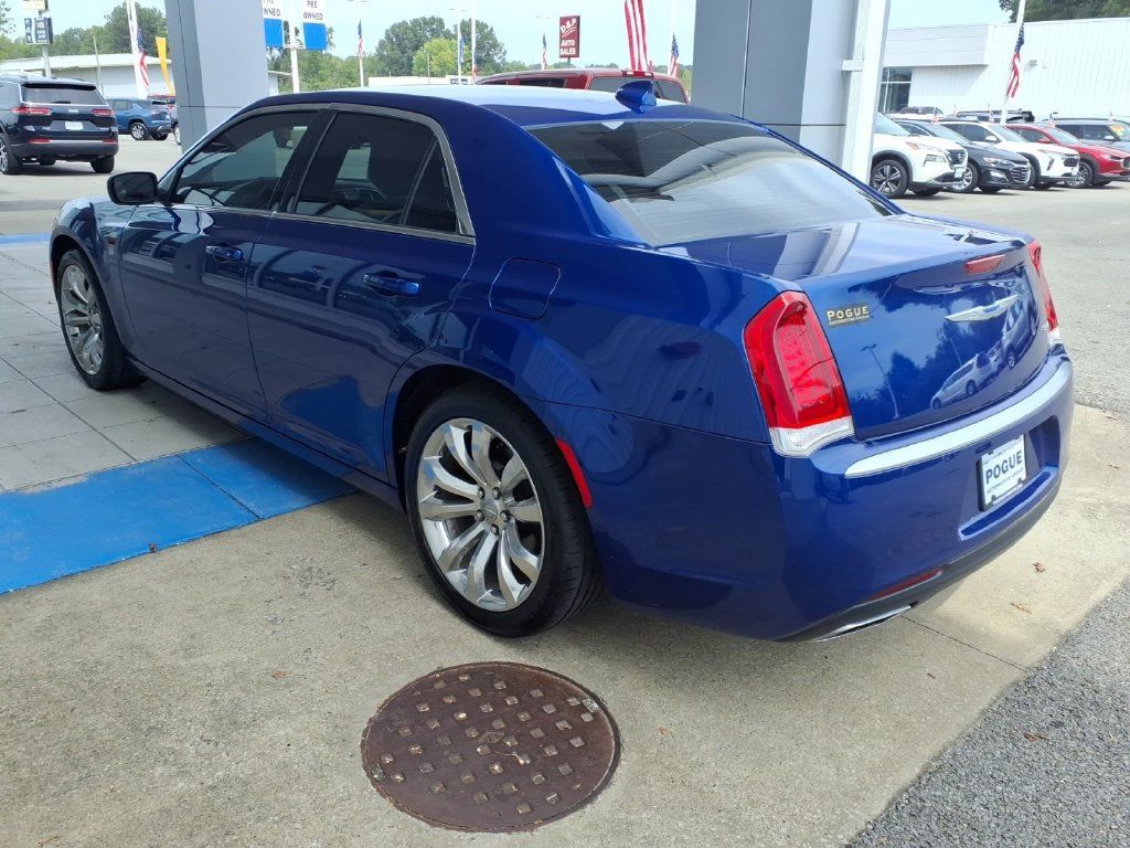 Used 2018 Chrysler 300 Touring w/ Chrome Appearance Package RWD image 3
