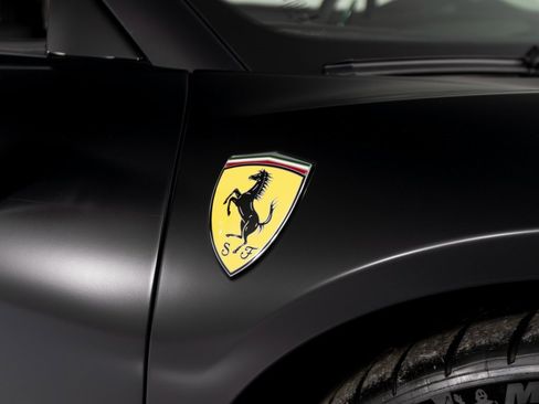 Used 2024 Ferrari SF90 Spider image 39