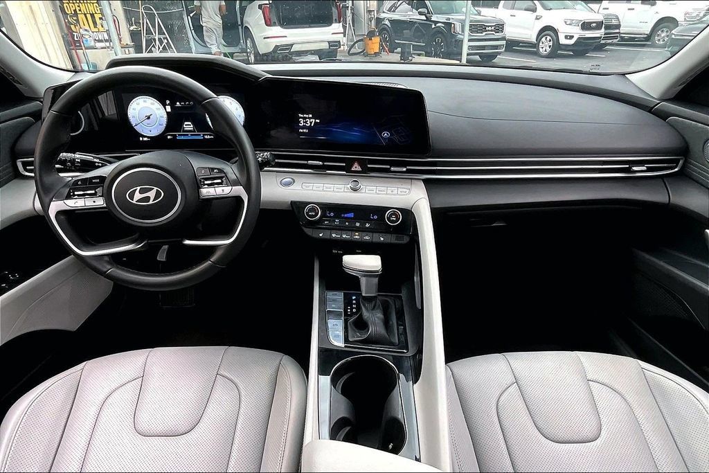 Used 2025 Hyundai Elantra Limited FWD image 7