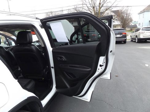 Used 2016 Chevrolet Trax LT w/ LT Sun and Sound Package image 28