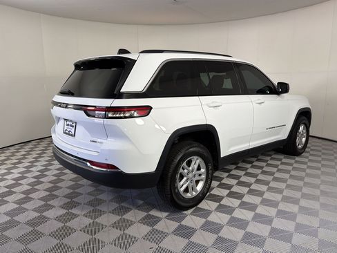 Used 2023 Jeep Grand Cherokee Laredo RWD image 9