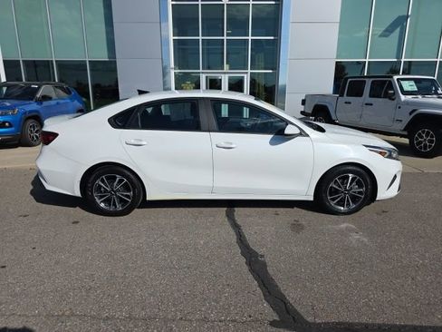 Used 2023 Kia Forte LXS image 4