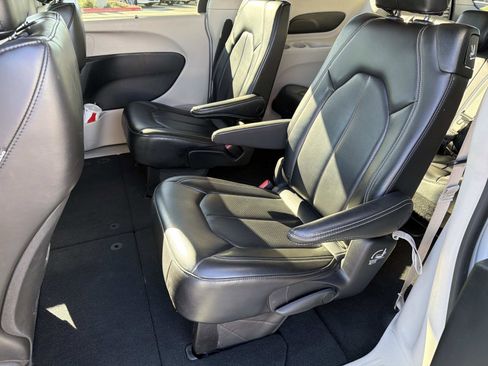 Used 2023 Chrysler Pacifica Touring-L image 21