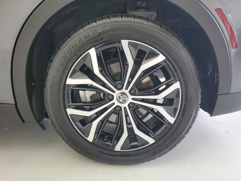 Used 2023 Toyota Crown Limited image 12