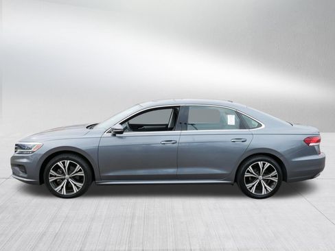 Certified 2022 Volkswagen Passat 2.0T SE FWD image 4