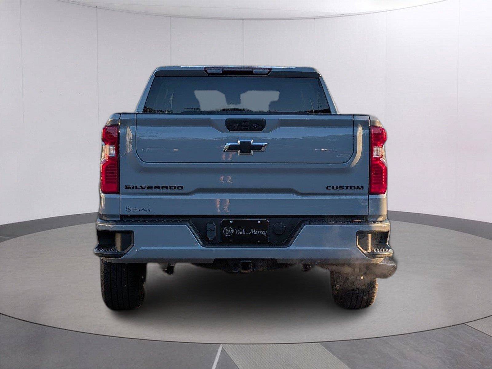 Used 2024 Chevrolet Silverado 1500 Custom w/ Dark Appearance Package RWD image 4