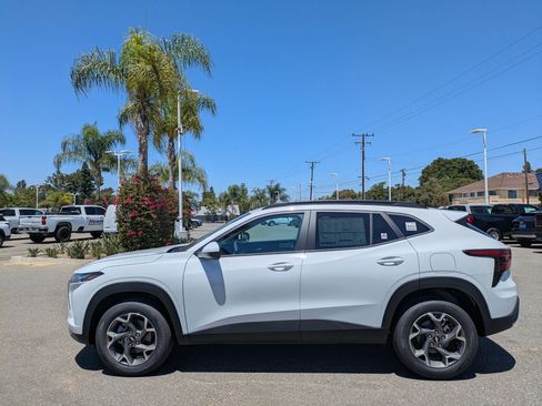 Used 2025 Chevrolet Trax LT w/ Driver Confidence Package image 2