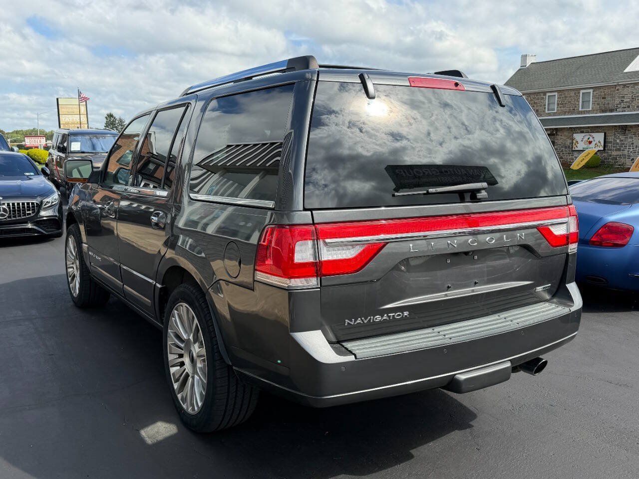 Used 2016 Lincoln Navigator Select RWD image 6